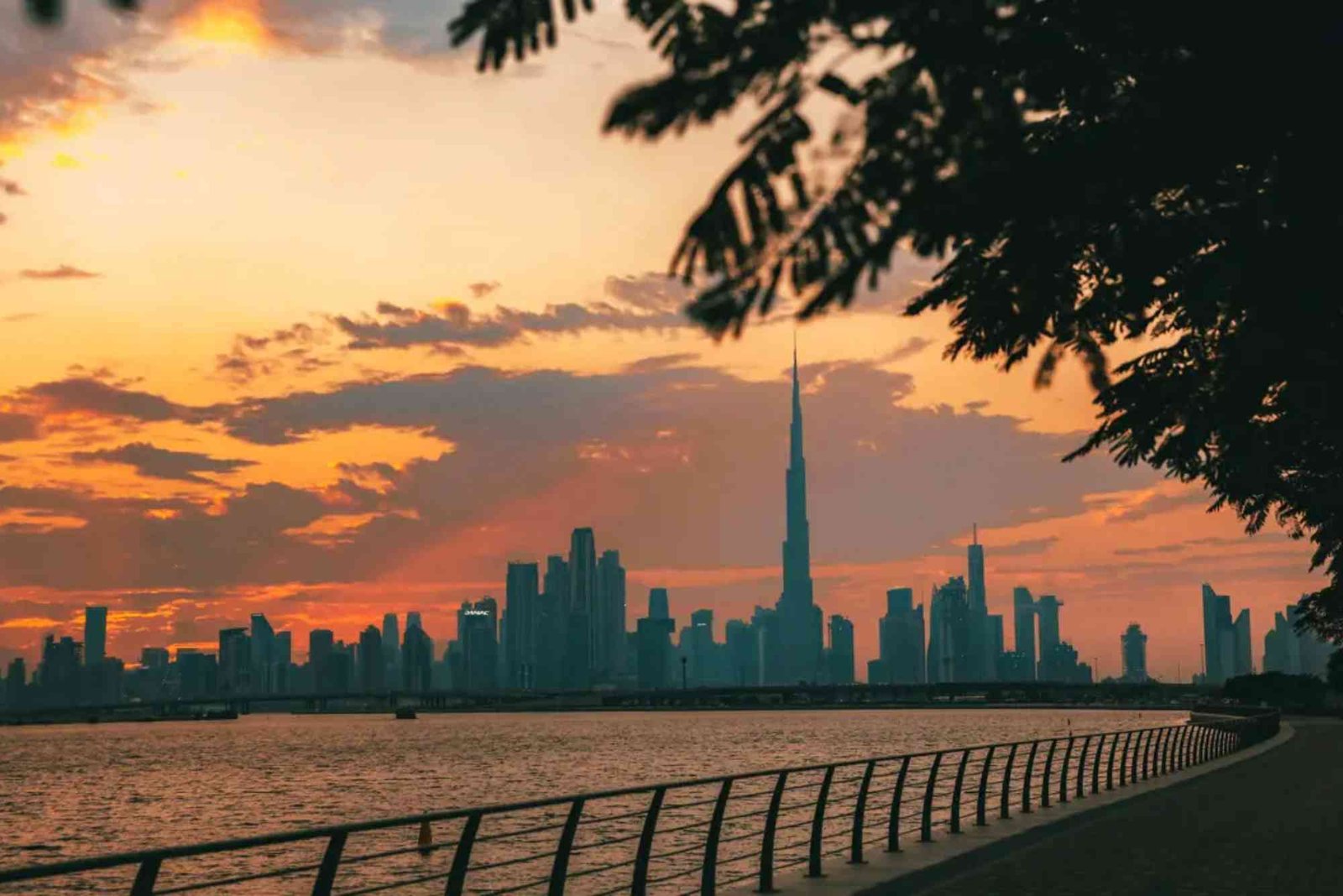 How to Coordinate a Move During a Dubai Heatwave: Background & Quick Facts